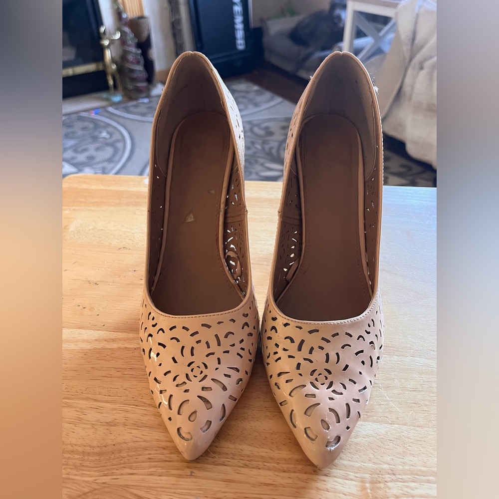 Nude pumps